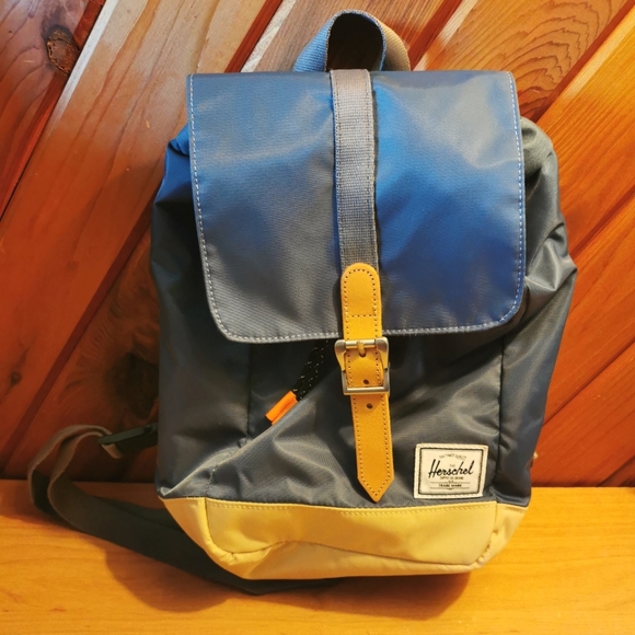 Herschel Retreat Sling Bag - Picture 1 of 4